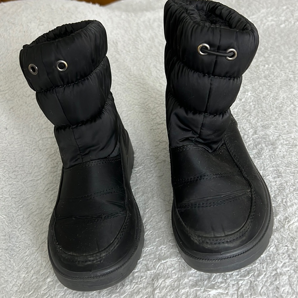 Black winter boots with black fluffy in the inner part of the boot